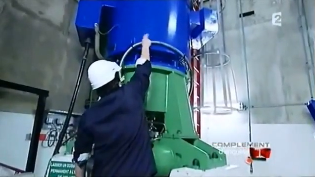 Un technicien montre la hauteur d'eau